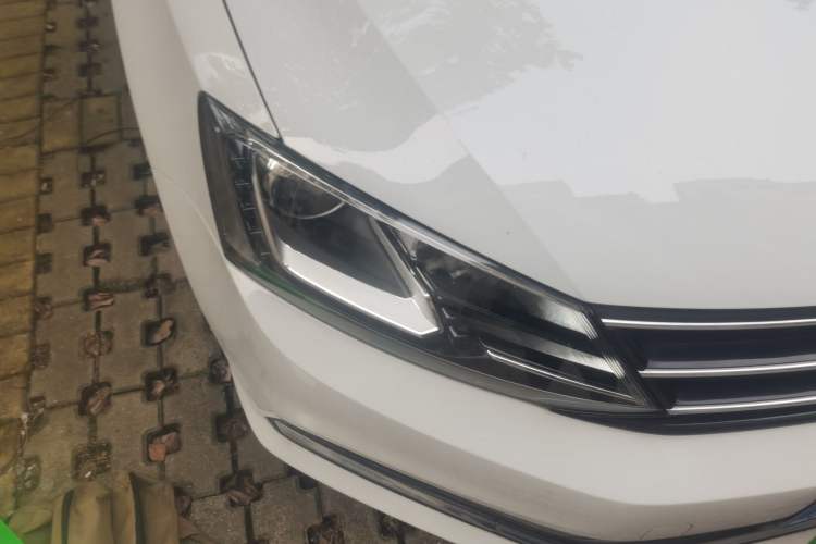 Used Volkswagen Sagitar 2015 230TSI Automatic Luxury Model Right Front Headlight