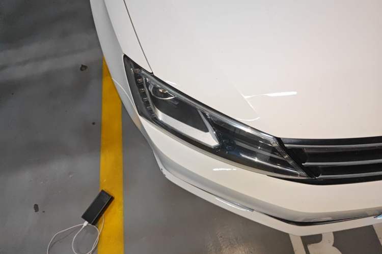 Used Volkswagen Sagitar 2015 230TSI Automatic Comfort Version Right Front Headlight