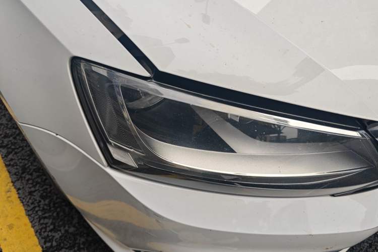 Used Volkswagen Sagitar 2015 1.6L Automatic Comfort Model Right Front Headlight