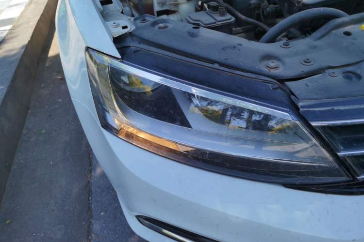 Used Volkswagen Sagitar 2015 1.6L Automatic Comfort Model Right Front Headlight