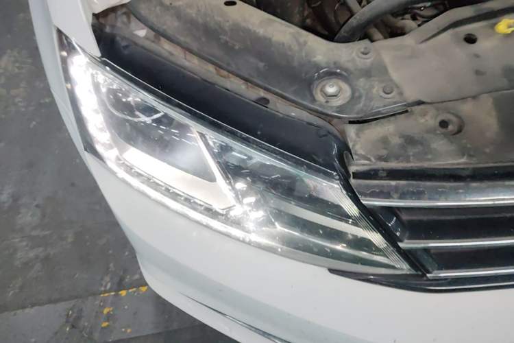 Used Volkswagen Sagitar 2015 230TSI Automatic Comfort Version Right Front Headlight