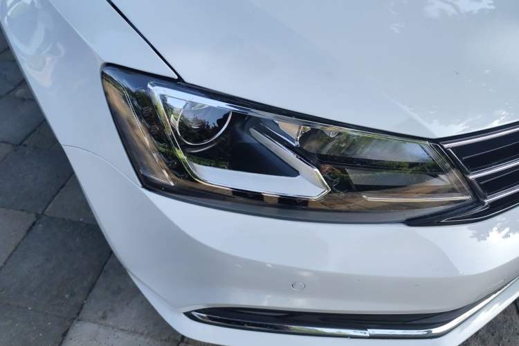 Used Volkswagen Sagitar 2015 230TSI Automatic Luxury Model Right Front Headlight