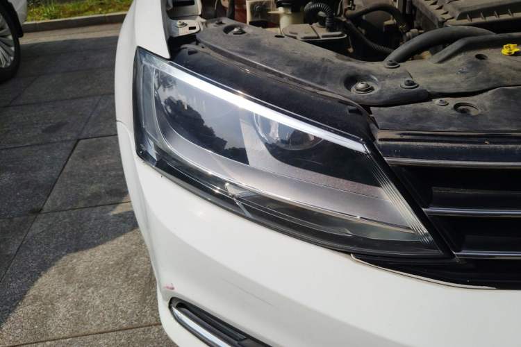 Used Volkswagen Sagitar 2015 1.6L Automatic Comfort Model Right Front Headlight