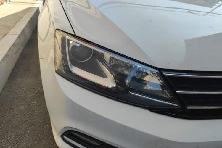 Used Volkswagen Sagitar 2015 230TSI Automatic Comfort Version Right Front Headlight