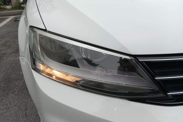 Used Volkswagen Sagitar 2015 1.6L Automatic Comfort Model Right Front Headlight