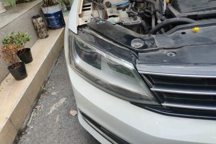 Used Volkswagen Sagitar 2015 230TSI Automatic Comfort Version Right Front Headlight