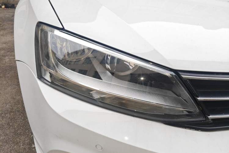 Used Volkswagen Sagitar 2015 230TSI Automatic Luxury Model Right Front Headlight