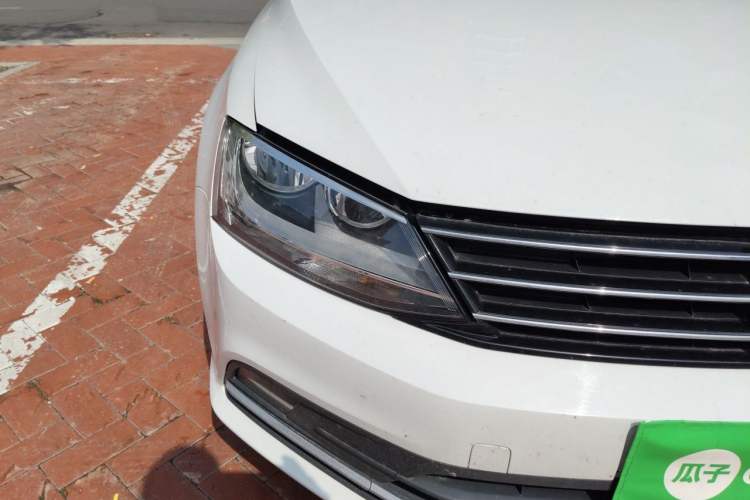 Used Volkswagen Sagitar 2015 1.6L Manual Comfort Model Right Front Headlight