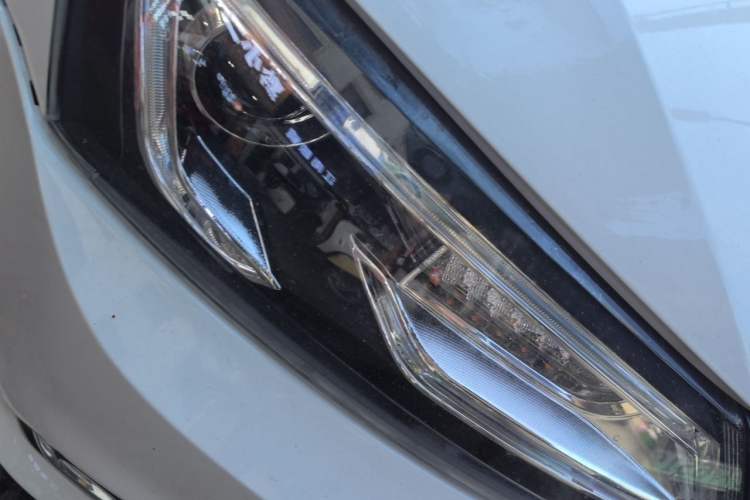 Used Volkswagen Sagitar 2015 1.6L Automatic Comfort Model Right Front Headlight