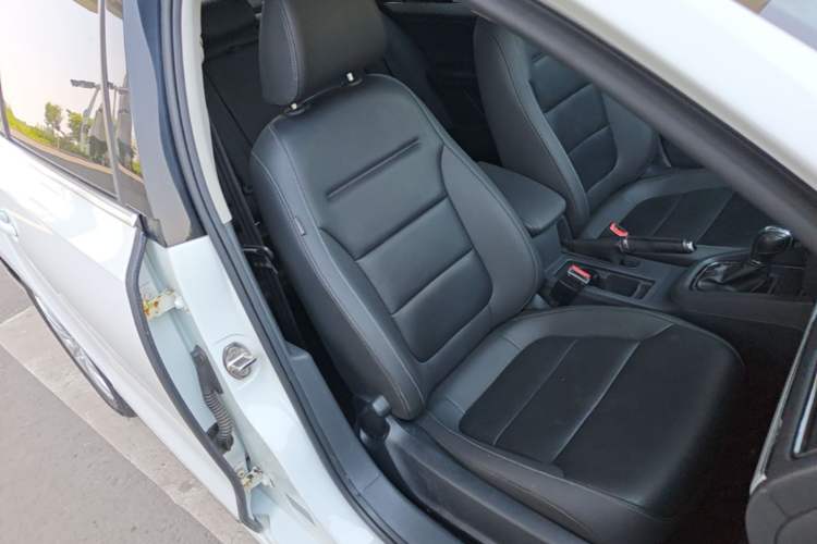 Used Volkswagen Sagitar 2015 230TSI Automatic Comfort Version Right Front Seat