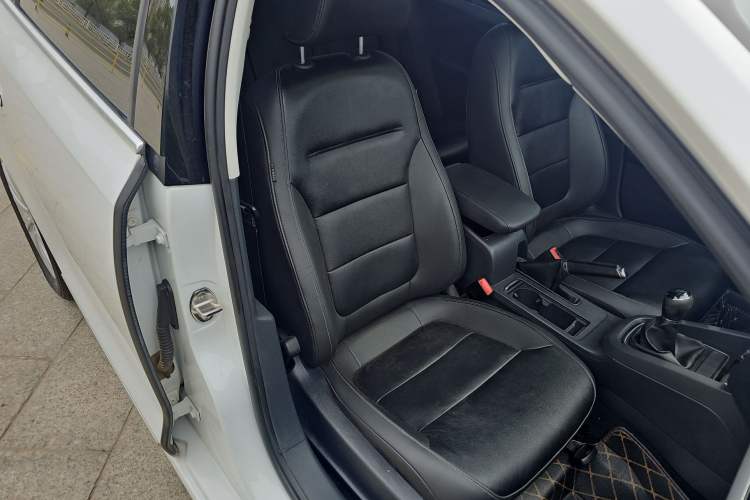 Used Volkswagen Sagitar 2015 1.6L Manual Comfort Model Right Front Seat