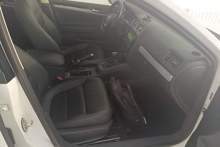 Used Volkswagen Sagitar 2015 230TSI Automatic Comfort Version Right Front Seat