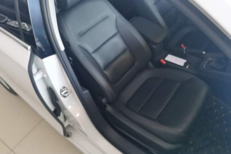 Used Volkswagen Sagitar 2015 230TSI Automatic Comfort Version Right Front Seat