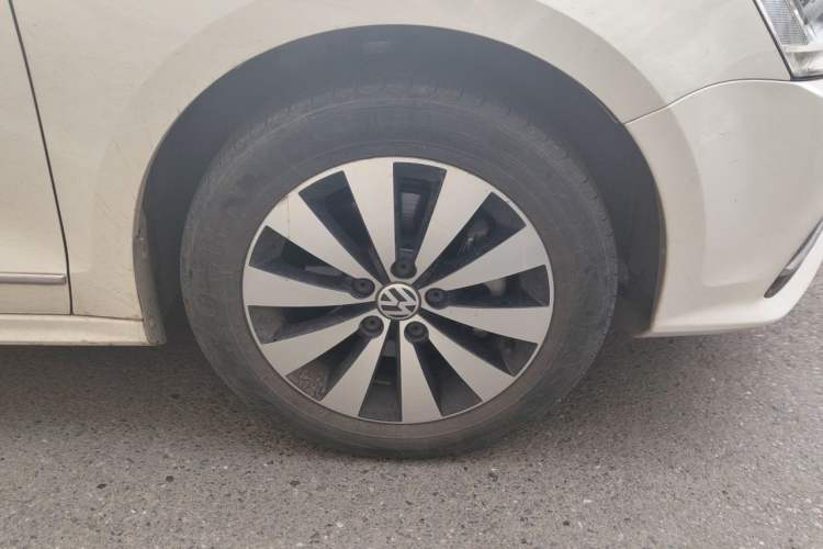 Used Volkswagen Sagitar 2015 230TSI Automatic Comfort Version Right Front Wheel Hub