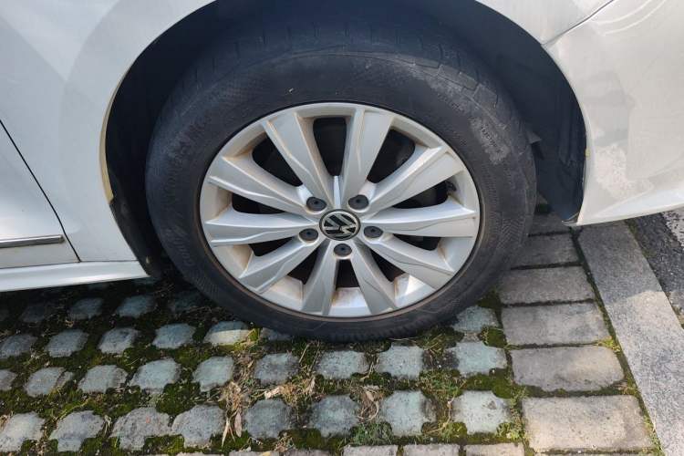 Used Volkswagen Sagitar 2015 230TSI Automatic Comfort Version Right Front Wheel Hub