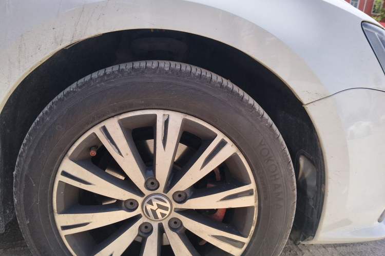 Used Volkswagen Sagitar 2015 1.6L Automatic Comfort Model Right Front Wheel Hub
