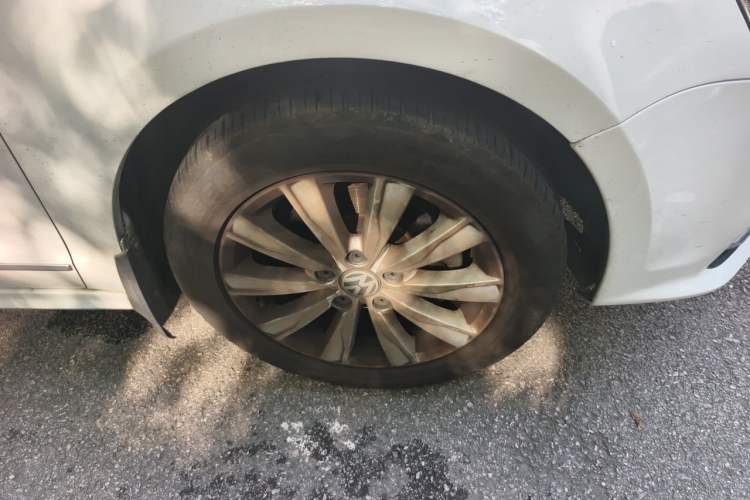 Used Volkswagen Sagitar 2015 1.6L Automatic Comfort Model Right Front Wheel Hub