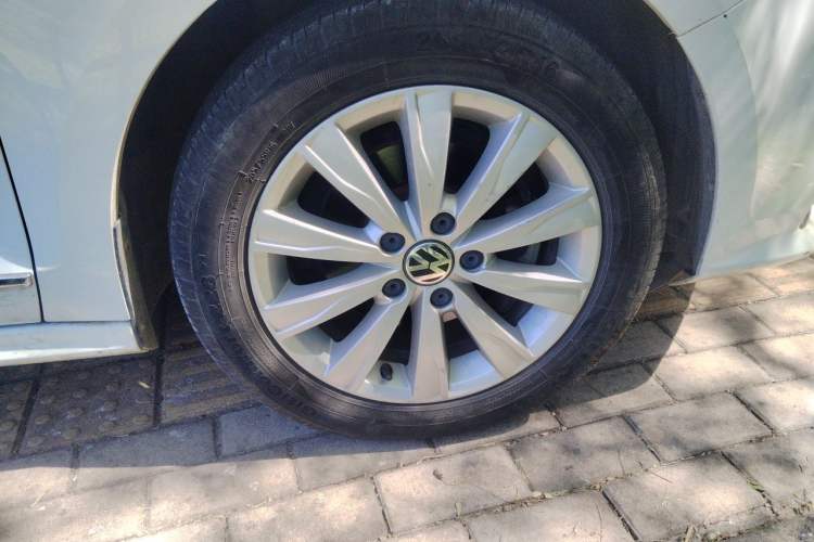 Used Volkswagen Sagitar 2015 1.6L Automatic Comfort Model Right Front Wheel Hub