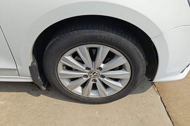 Used Volkswagen Sagitar 2015 230TSI Automatic Comfort Version Right Front Wheel Hub