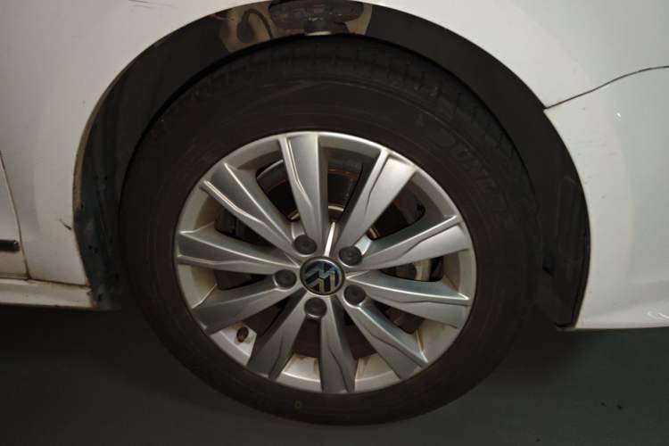 Used Volkswagen Sagitar 2015 1.6L Automatic Comfort Model Right Front Wheel Hub