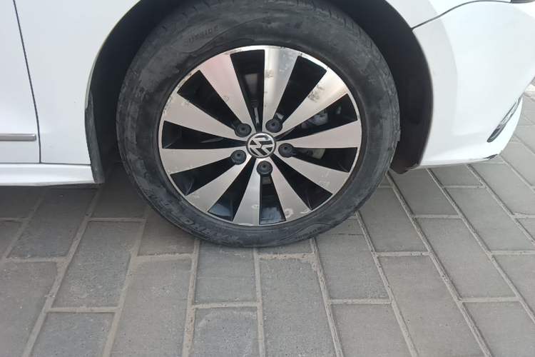 Used Volkswagen Sagitar 2015 230TSI Automatic Luxury Model Right Front Wheel Hub