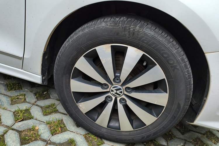 Used Volkswagen Sagitar 2015 230TSI Automatic Luxury Model Right Front Wheel Hub