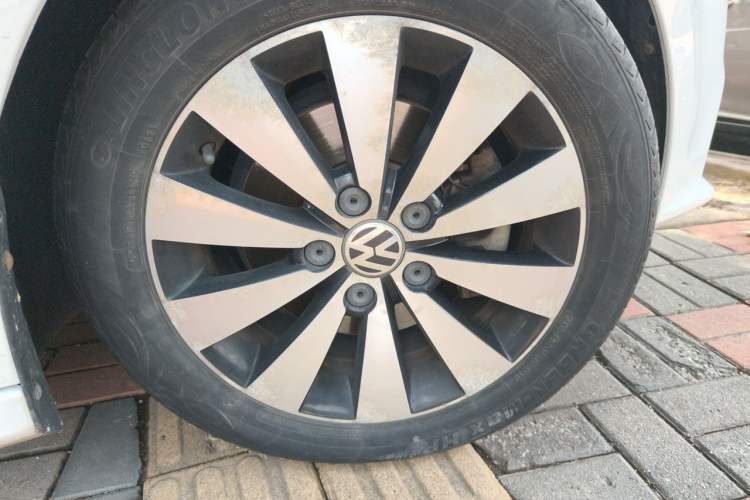 Used Volkswagen Sagitar 2015 230TSI Automatic Luxury Model Right Front Wheel Hub