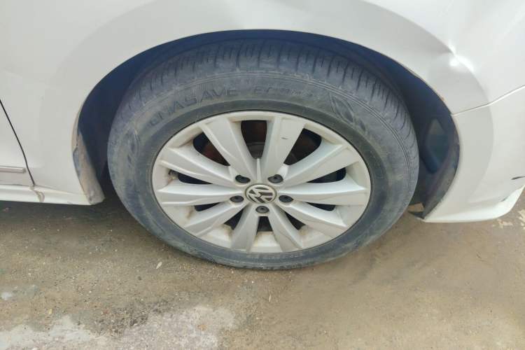Used Volkswagen Sagitar 2015 1.6L Automatic Comfort Model Right Front Wheel Hub