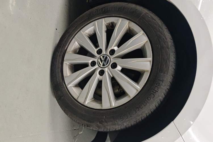 Used Volkswagen Sagitar 2015 230TSI Automatic Comfort Version Right Front Wheel Hub