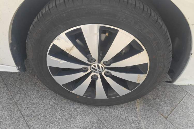 Used Volkswagen Sagitar 2015 230TSI Automatic Luxury Model Right Front Wheel Hub