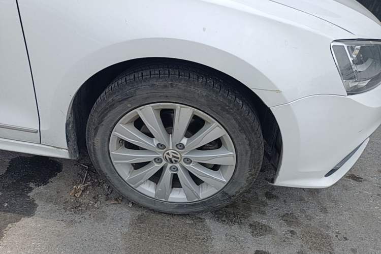 Used Volkswagen Sagitar 2015 1.6L Automatic Comfort Model Right Front Wheel Hub
