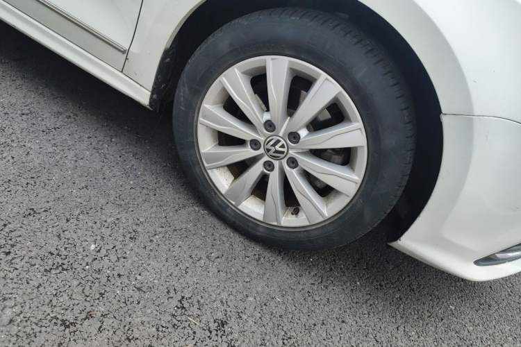 Used Volkswagen Sagitar 2015 1.6L Automatic Comfort Model Right Front Wheel Hub