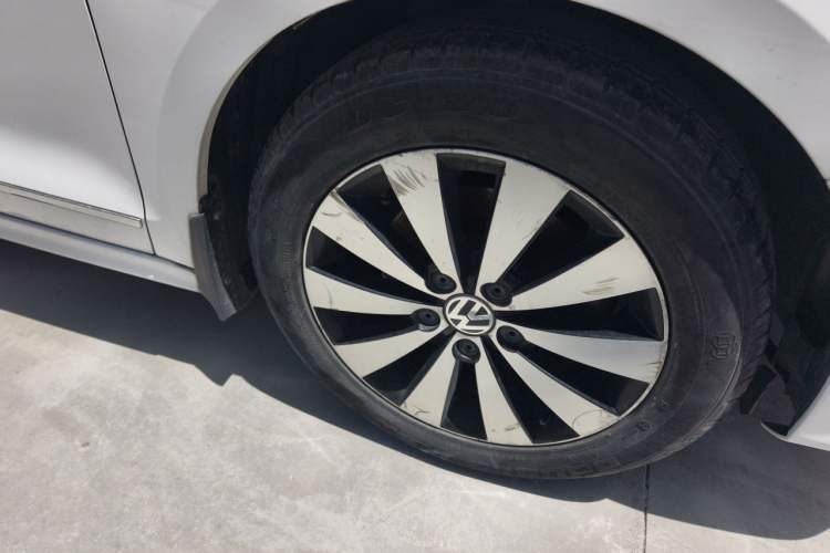 Used Volkswagen Sagitar 2015 230TSI Automatic Luxury Model Right Front Wheel Hub