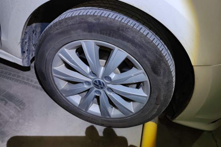 Used Volkswagen Sagitar 2015 1.6L Manual Comfort Model Right Front Wheel Hub