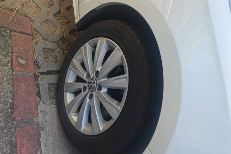 Used Volkswagen Sagitar 2015 230TSI Automatic Comfort Version Right Front Wheel Hub