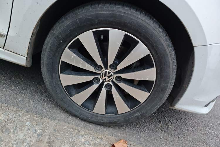 Used Volkswagen Sagitar 2015 230TSI Automatic Luxury Model Right Front Wheel Hub