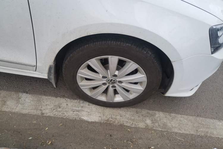 Used Volkswagen Sagitar 2015 1.6L Automatic Comfort Model Right Front Wheel Hub