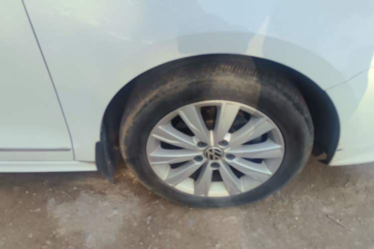 Used Volkswagen Sagitar 2015 1.6L Manual Comfort Model Right Front Wheel Hub