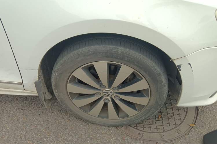 Used Volkswagen Sagitar 2015 230TSI Automatic Luxury Model Right Front Wheel Hub