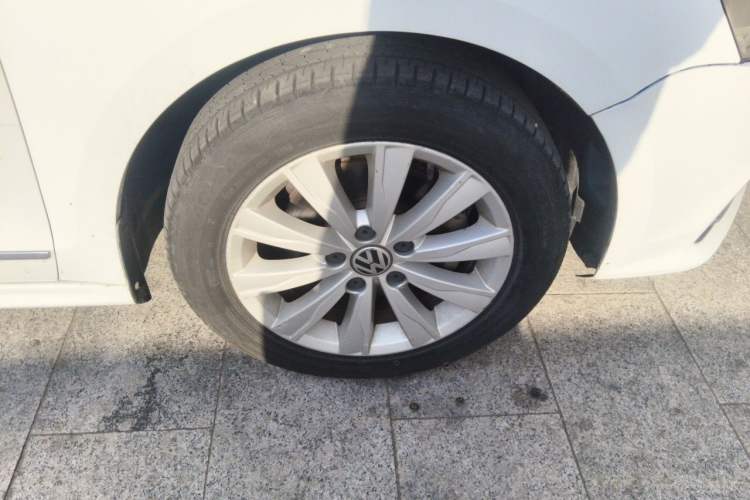 Used Volkswagen Sagitar 2015 230TSI Automatic Comfort Version Right Front Wheel Hub