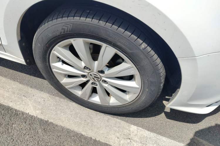 Used Volkswagen Sagitar 2015 1.6L Automatic Comfort Model Right Front Wheel Hub