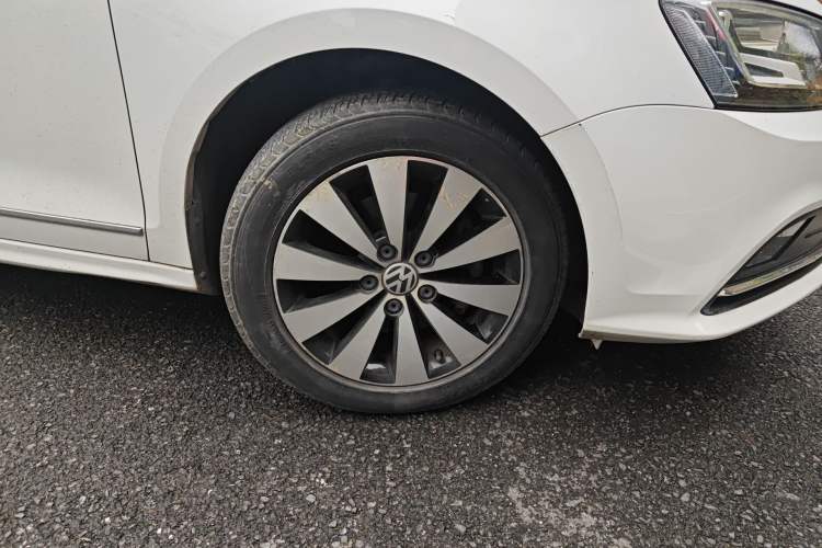 Used Volkswagen Sagitar 2015 230TSI Automatic Luxury Model Right Front Wheel Hub