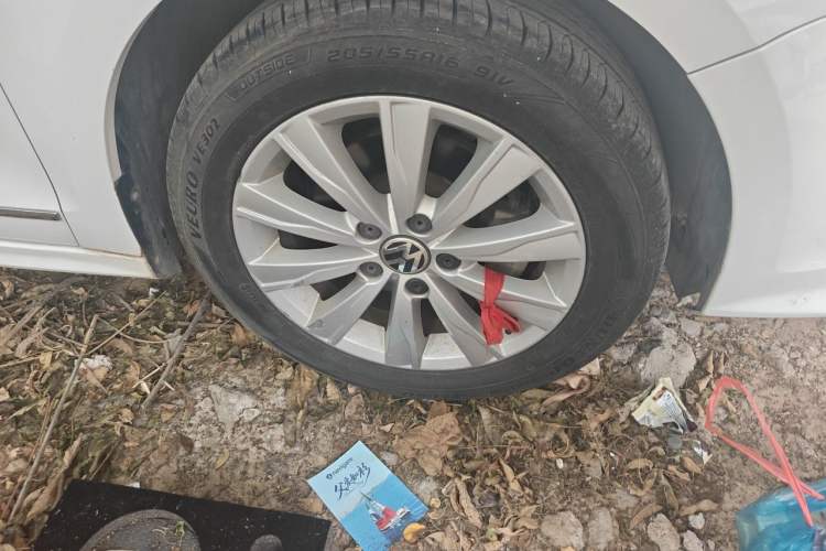 Used Volkswagen Sagitar 2015 1.6L Manual Comfort Model Right Front Wheel Hub