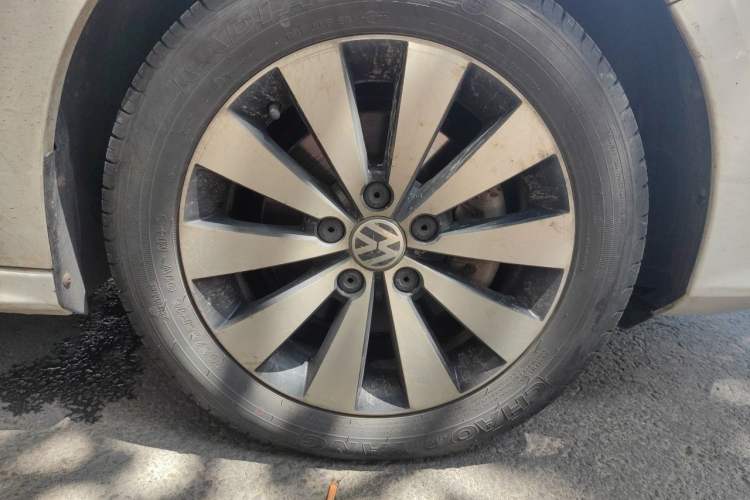 Used Volkswagen Sagitar 2015 230TSI Automatic Luxury Model Right Front Wheel Hub