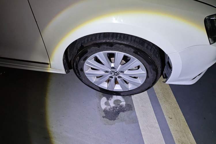 Used Volkswagen Sagitar 2015 1.6L Automatic Comfort Model Right Front Wheel Hub