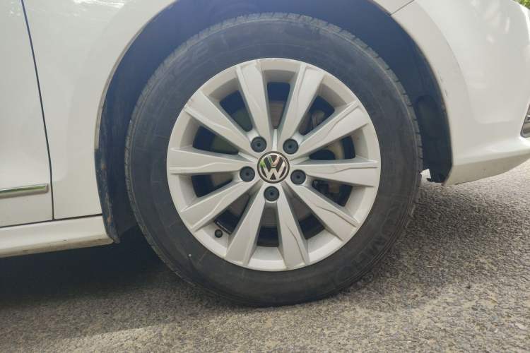 Used Volkswagen Sagitar 2015 230TSI Automatic Comfort Version Right Front Wheel Hub