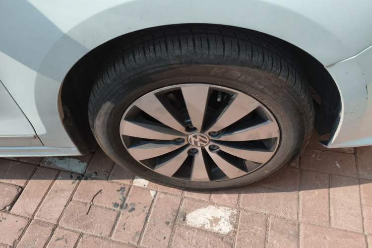 Used Volkswagen Sagitar 2015 230TSI Automatic Luxury Model Right Front Wheel Hub
