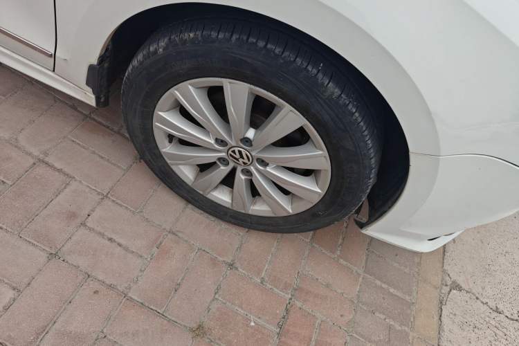 Used Volkswagen Sagitar 2015 1.6L Automatic Comfort Model Right Front Wheel Hub
