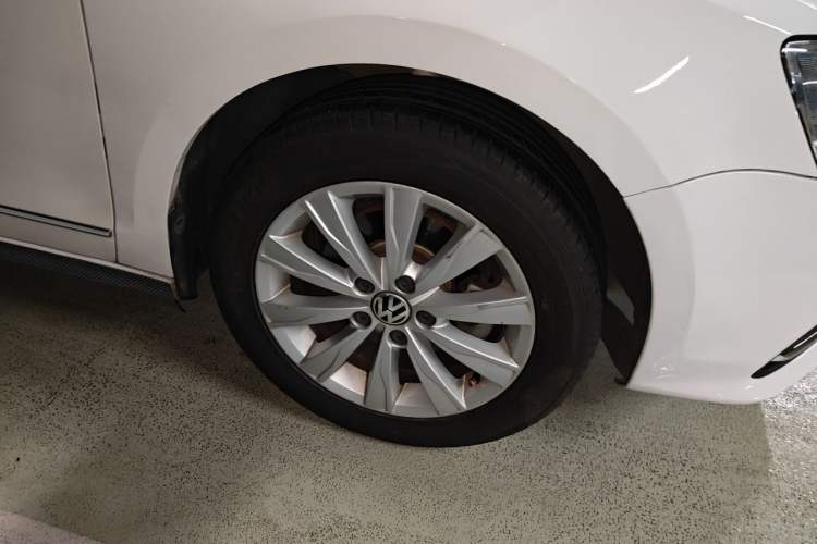 Used Volkswagen Sagitar 2015 1.6L Automatic Comfort Model Right Front Wheel Hub