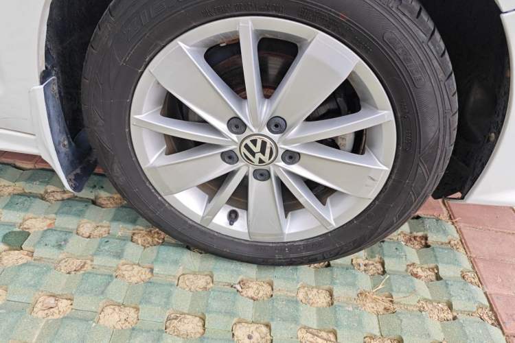 Used Volkswagen Sagitar 2015 1.6L Automatic Fashion Model Right Front Wheel Hub